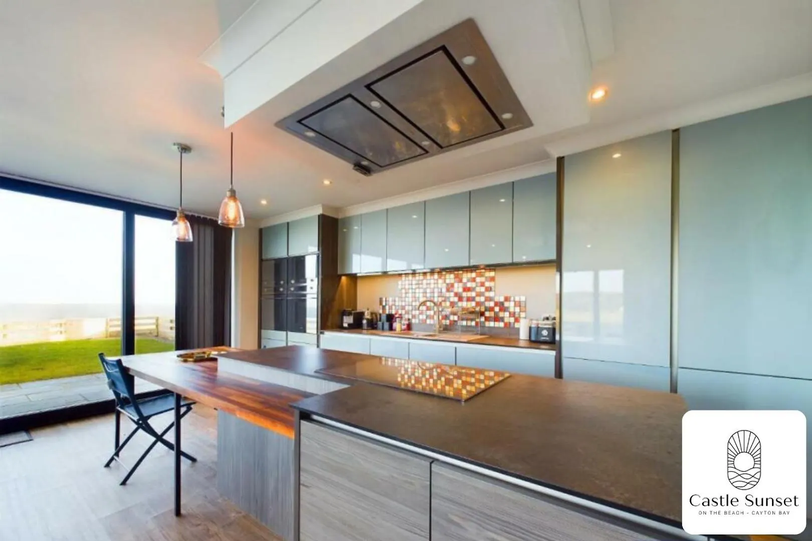 Luxury 4-Bedroom Beachfront Home With Hot Tub & Games Room Cayton Vila