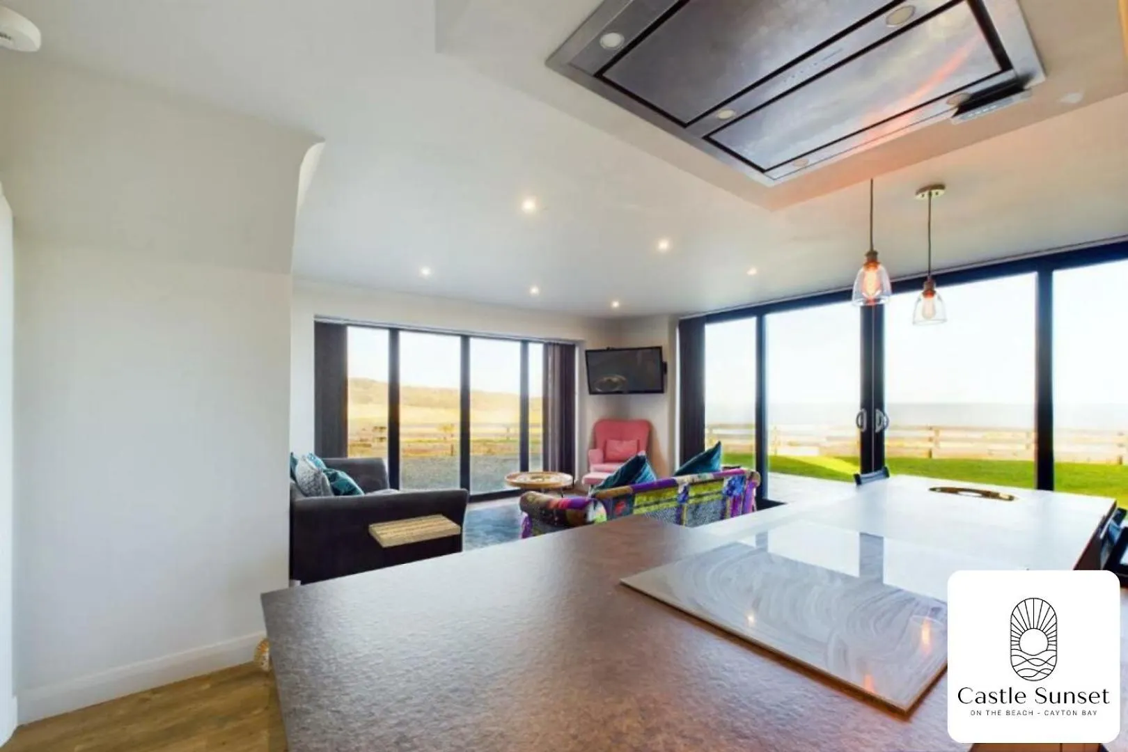 Luxury 4-Bedroom Beachfront Home With Hot Tub & Games Room Cayton 0*,  Velká Británie