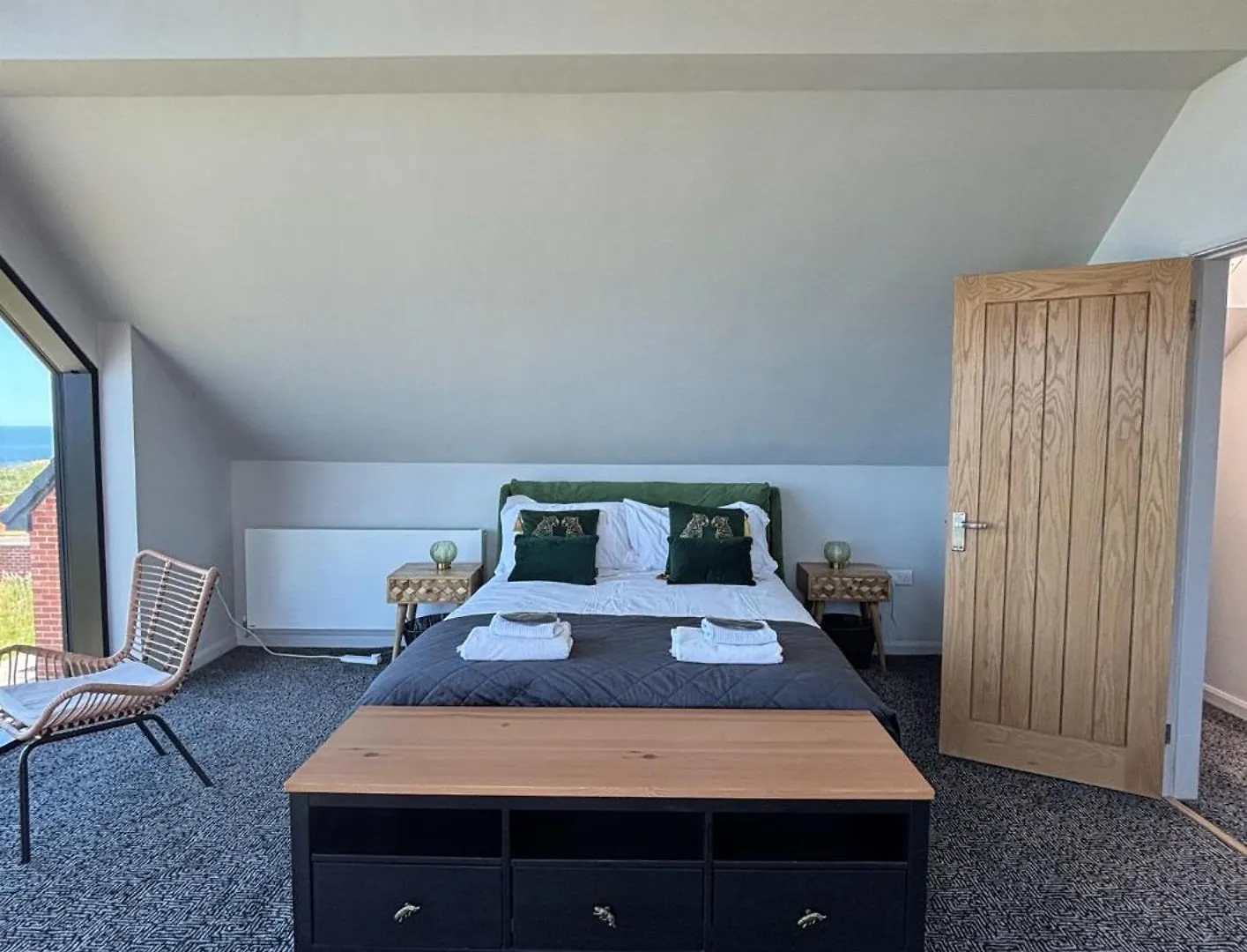 Luxury 4-Bedroom Beachfront Home With Hot Tub & Games Room Cayton