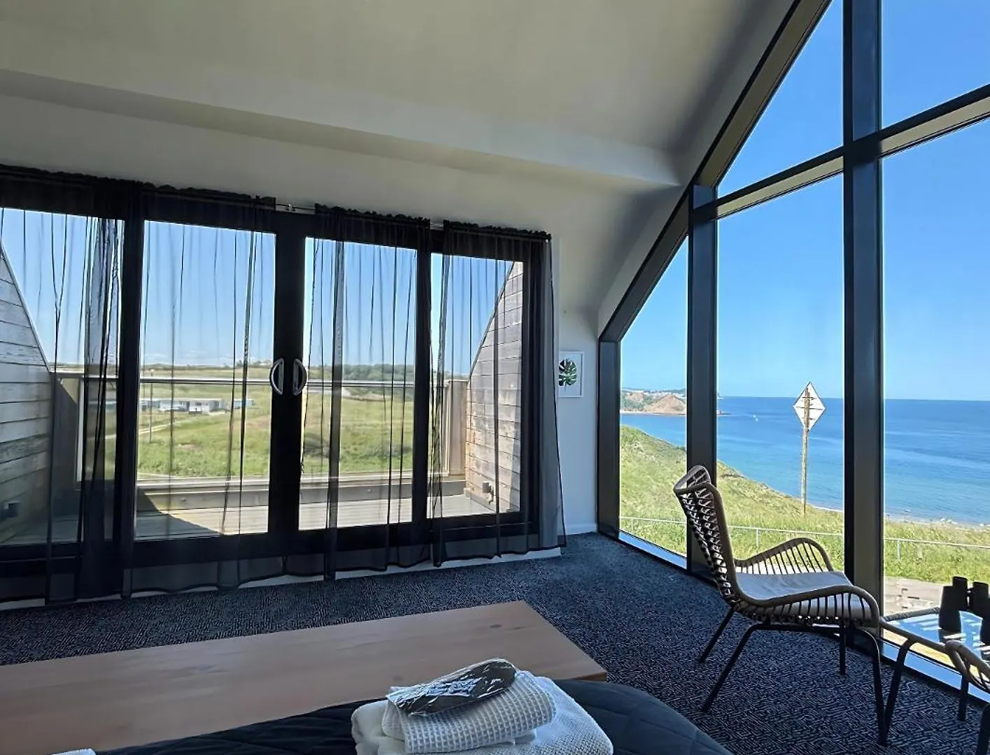 Luxury 4-Bedroom Beachfront Home With Hot Tub & Games Room Cayton 0*,