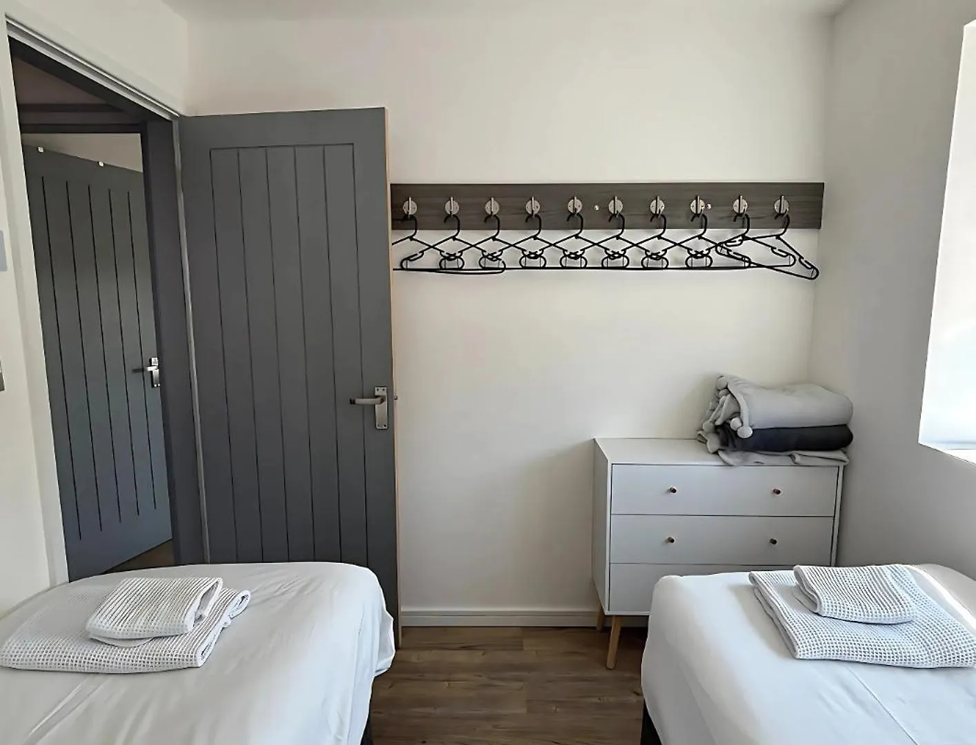Luxury 4-Bedroom Beachfront Home With Hot Tub & Games Room Cayton Vila