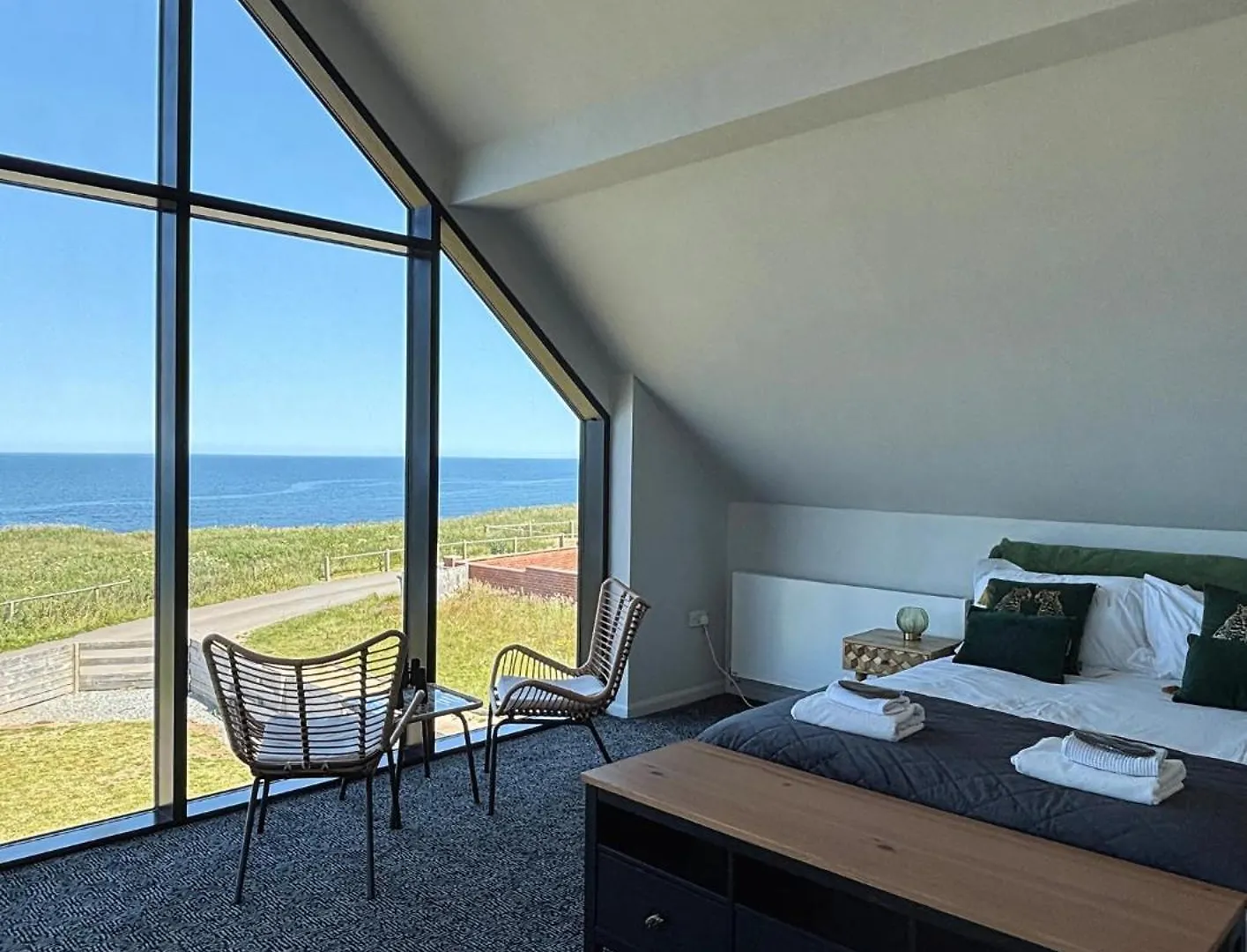 Luxury 4-Bedroom Beachfront Home With Hot Tub & Games Room Cayton 0*,  Velká Británie